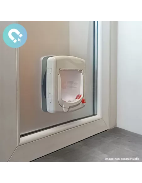 Double vitrage sur-mesure avec trou pour chatière magnétique Double vitrage sur-mesure avec trou pour chatière magnétique